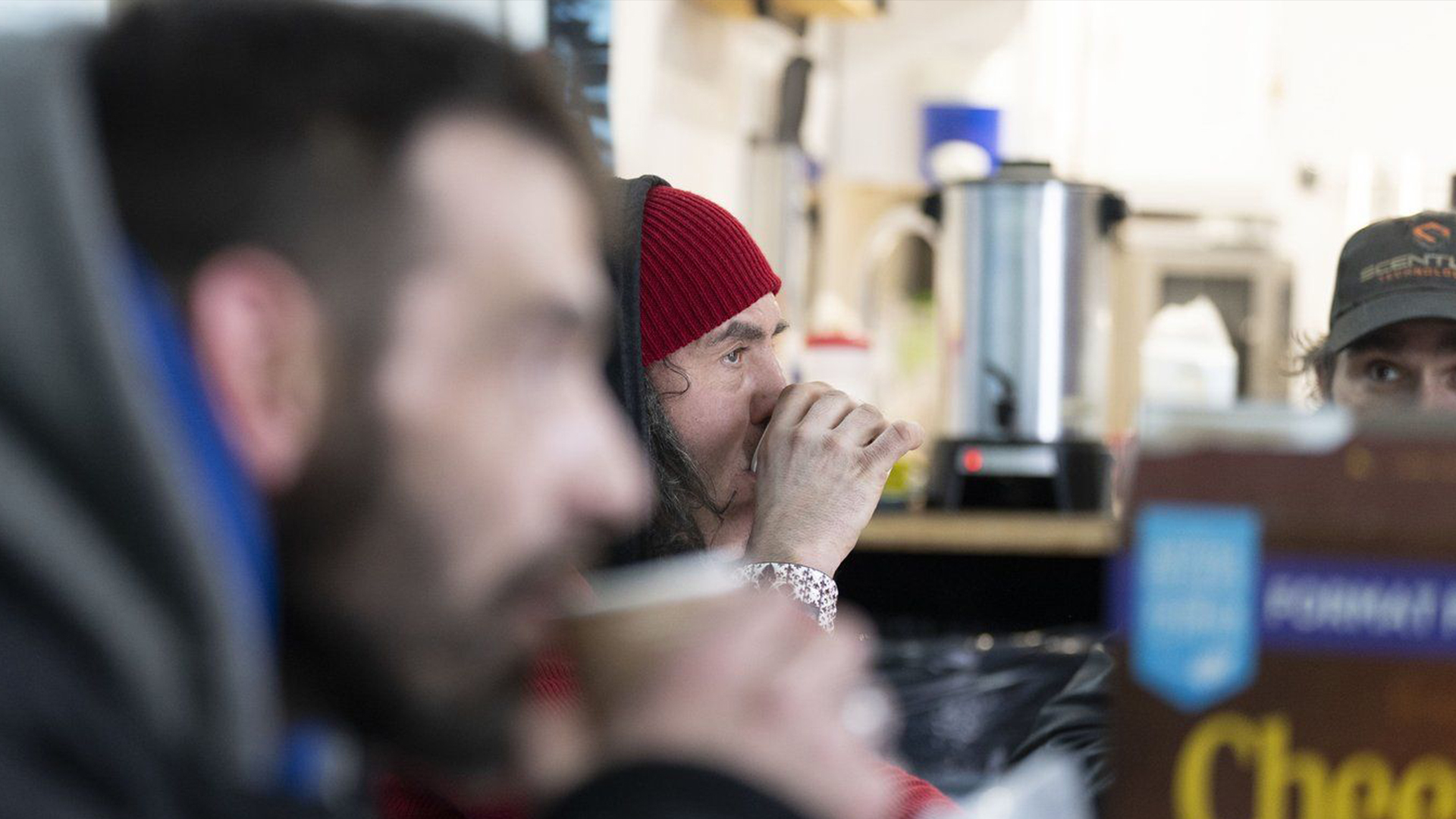 Jean-Louis Seguin se réchauffe avec du café au centre de jour de l'Armée du Salut, à Saint-Jérôme, au Québec, le jeudi 25 janvier 2024. 