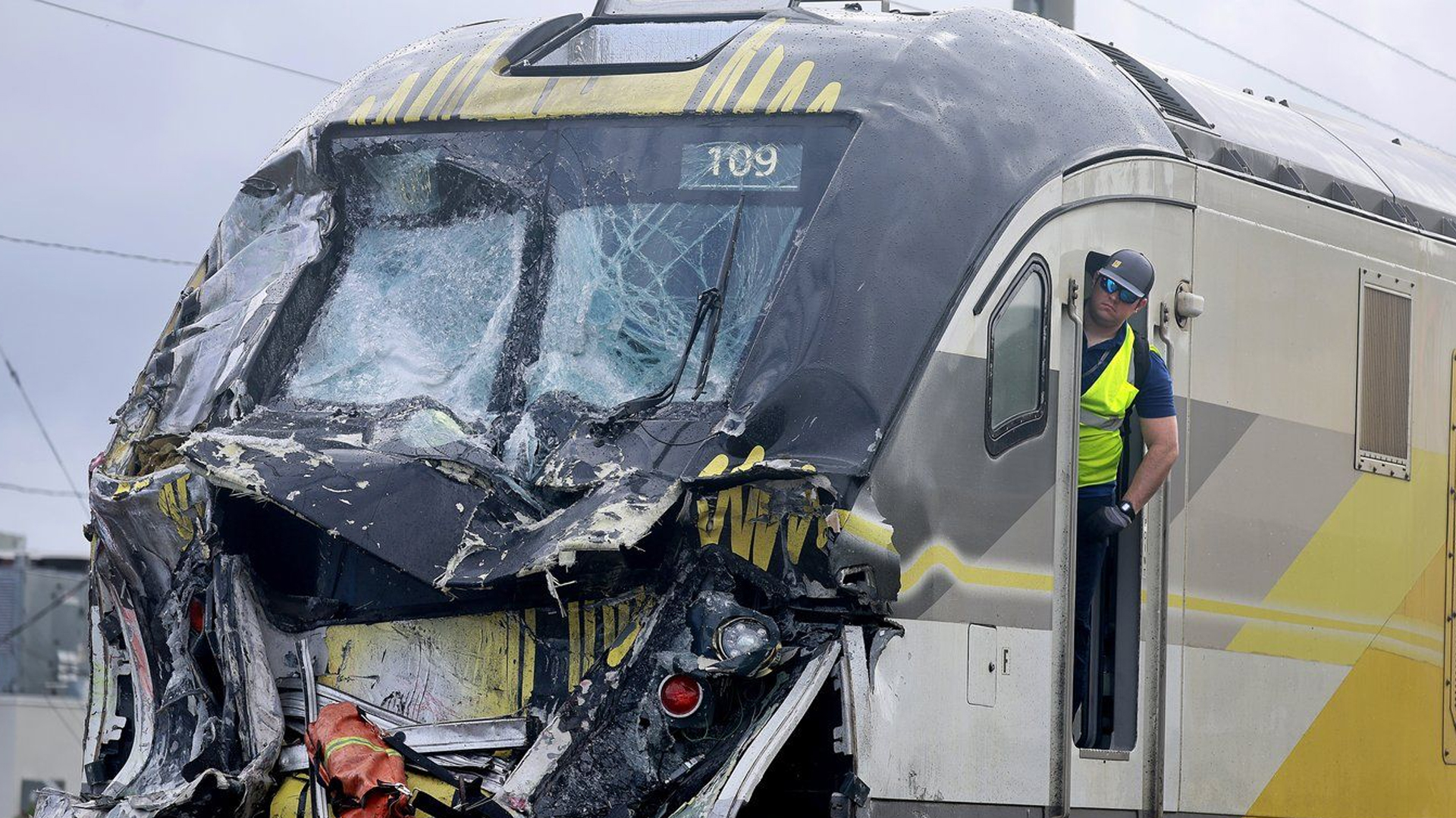 Un train Brightline endommagé est vu après sa collision avec un camion de pompiers dans le centre-ville de Delray Beach, en Floride, le samedi 28 décembre 2024.