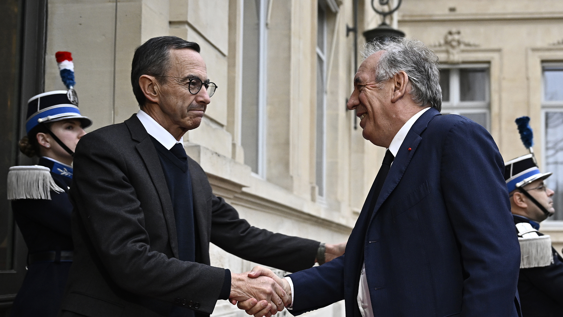 Le ministre français de l'Intérieur Bruno Retailleau, à gauche, accueille le Premier ministre français François Bayrou pour une réunion au ministère de l'Intérieur à Paris, lundi 23 décembre 2024, après le passage du cyclone Chido sur le territoire français de Mayotte dans l'océan Indien.