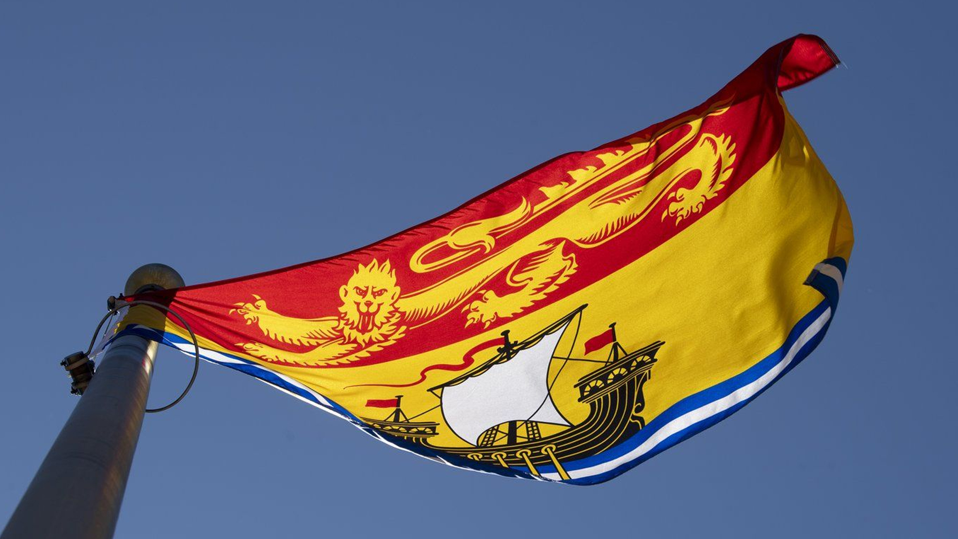 Le drapeau provincial du Nouveau-Brunswick flotte sur un mât à Ottawa, le lundi 6 juillet 2020. 