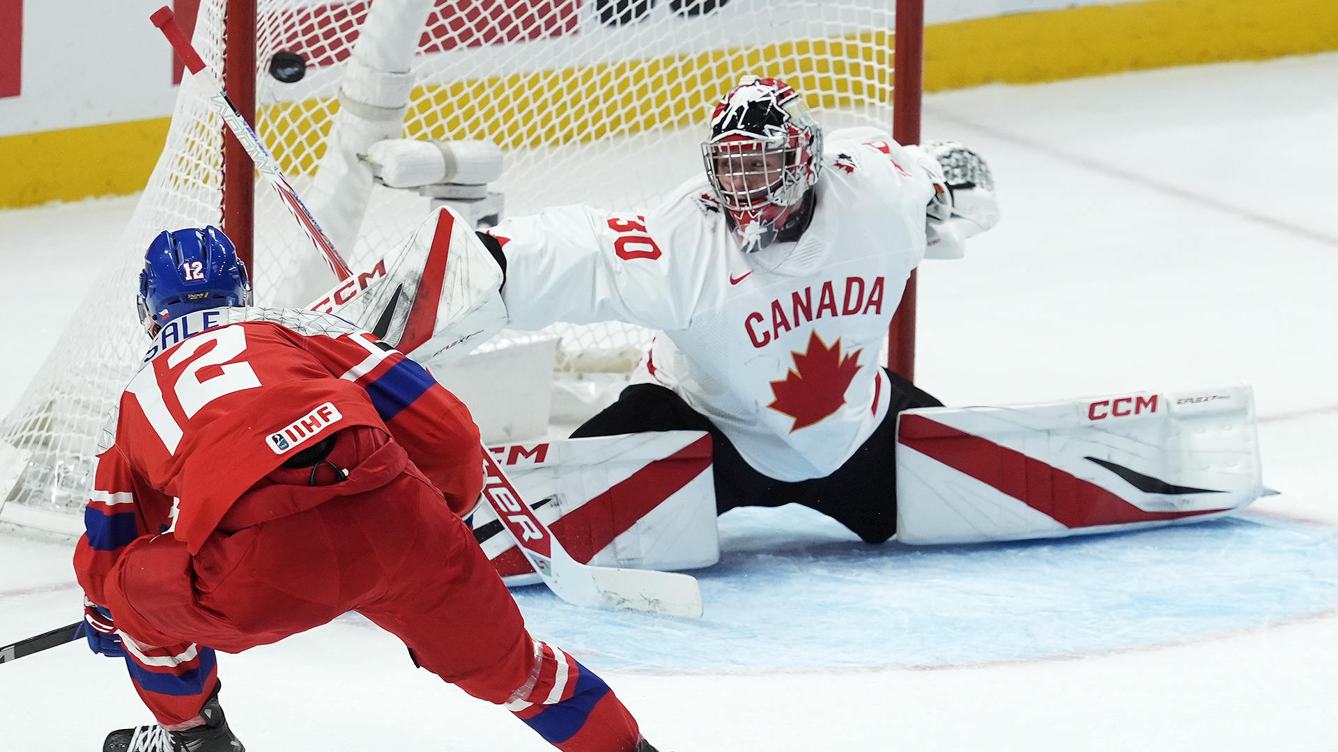 L'attaquant tchèque Eduard Sale (12) marque sur le gardien canadien Carter George (30) lors de la première période du quart de finale du Championnat mondial de hockey junior de l'IIHF, à Ottawa, le jeudi 2 janvier 2025.