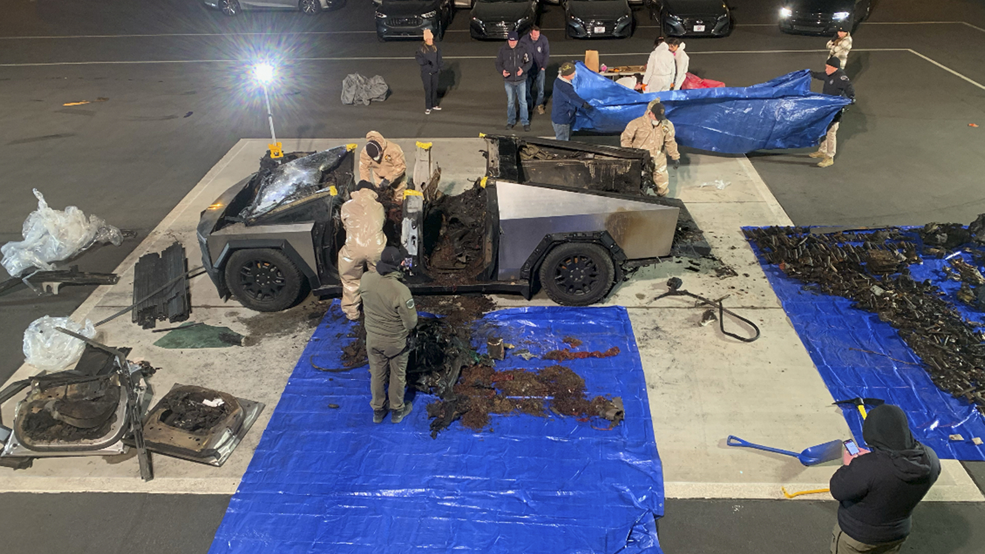 Cette photo non datée, fournie par la police de Las Vegas, montre le Tesla Cybertruck impliqué dans une explosion à l'extérieur de l'hôtel Trump à Las Vegas. 