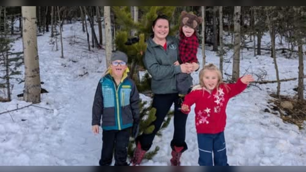 Ania Kaminiski avec ses trois enfants, Kazio, Kalinka et Katsper. Un site GoFundMe a été lancé pour les trois enfants à la suite du meurtre de leur mère le 29 décembre.