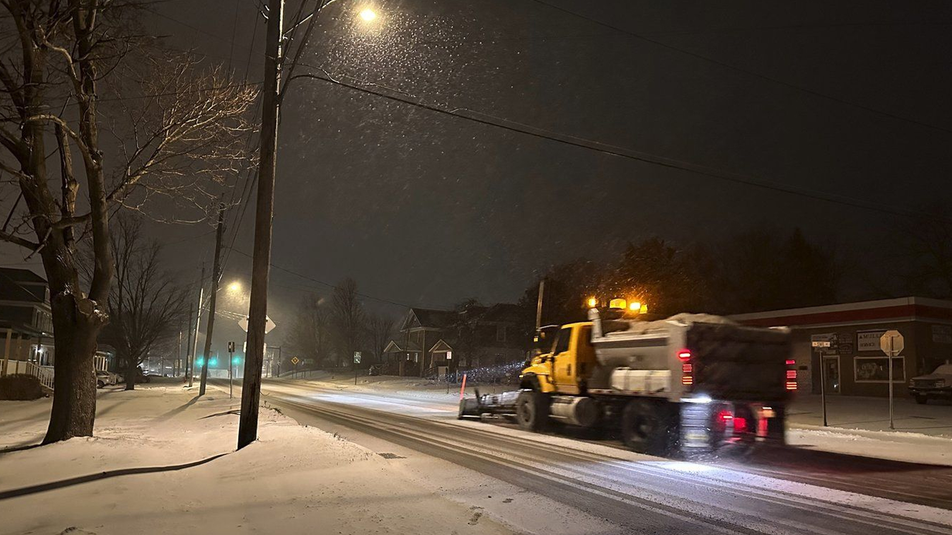 Une déneigeuse traverse Lowville, New York, le samedi 4 janvier 2025.