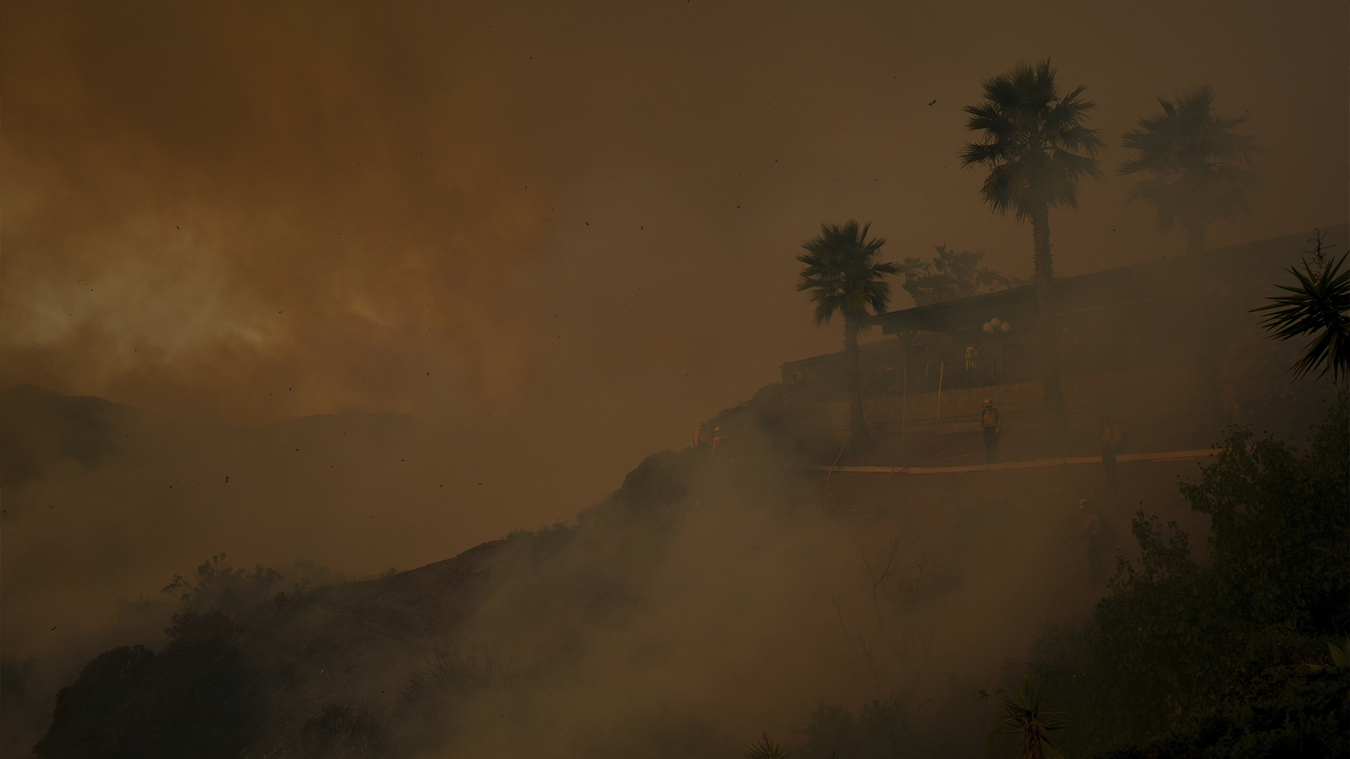 La fumée de l'incendie de Palisades remplit l'air à Mandeville Canyon samedi 11 janvier 2025, à Los Angeles.