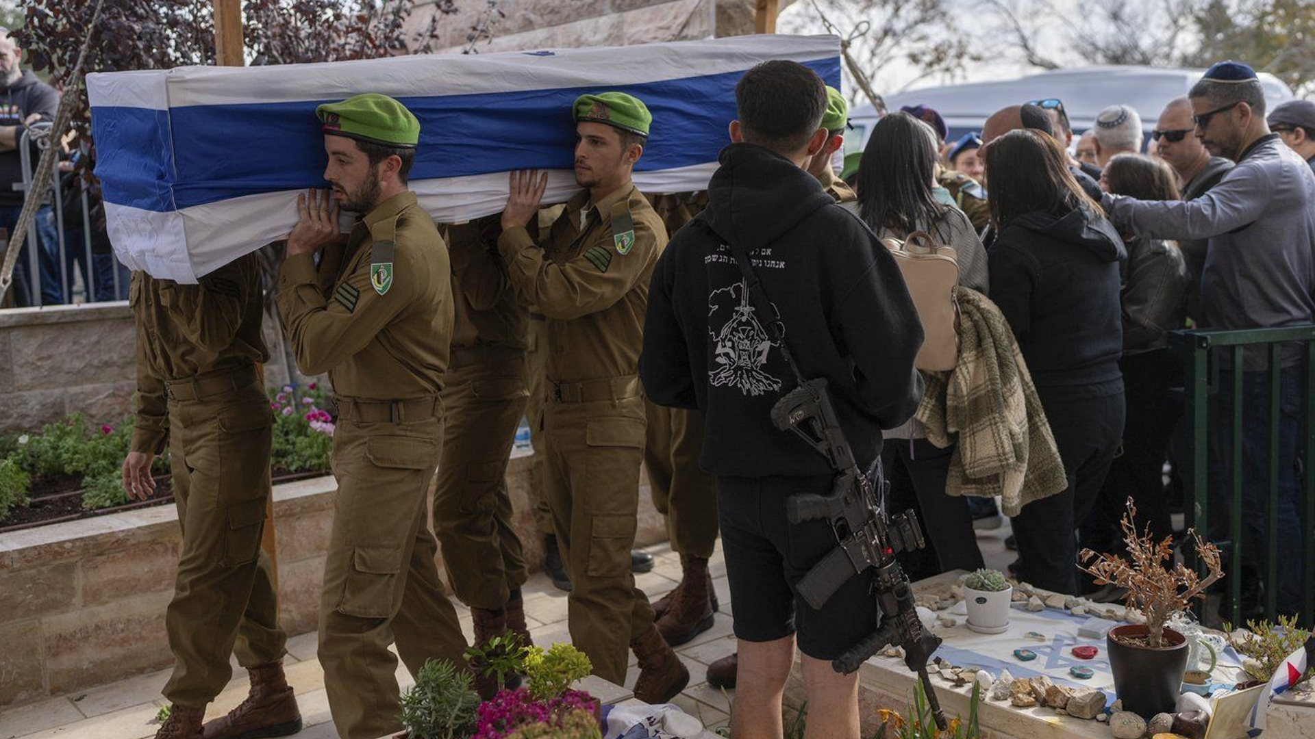 Des soldats israéliens et des proches portent le cercueil recouvert du drapeau du sergent Yahav Maayan, tué au combat dans la bande de Gaza, lors de ses funérailles dans un cimetière militaire de Modiin, en Israël, le dimanche 12 janvier 2025. 