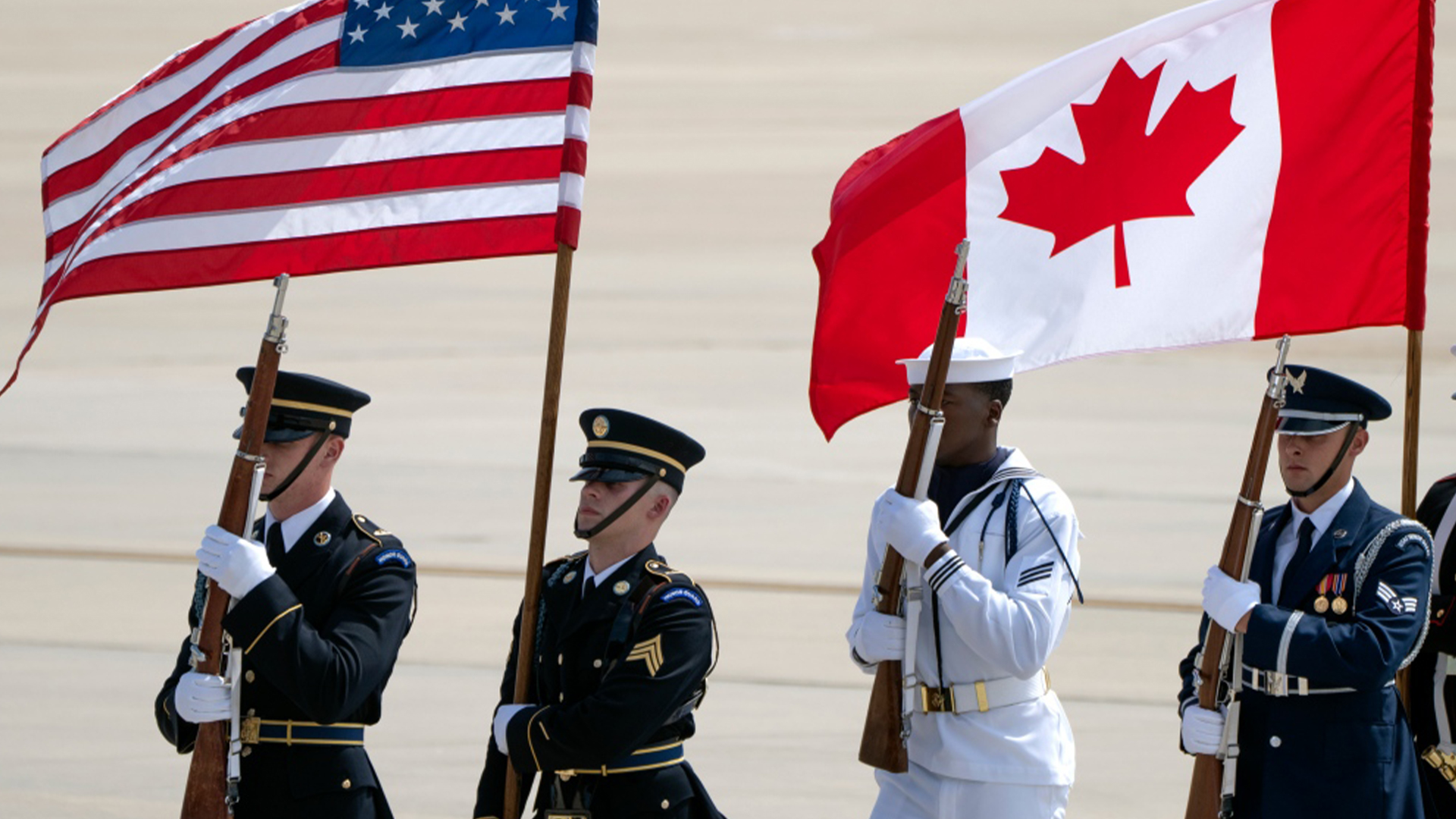 Une garde d'honneur défile en formation avec les drapeaux américain et canadien le 8 juillet 2024.