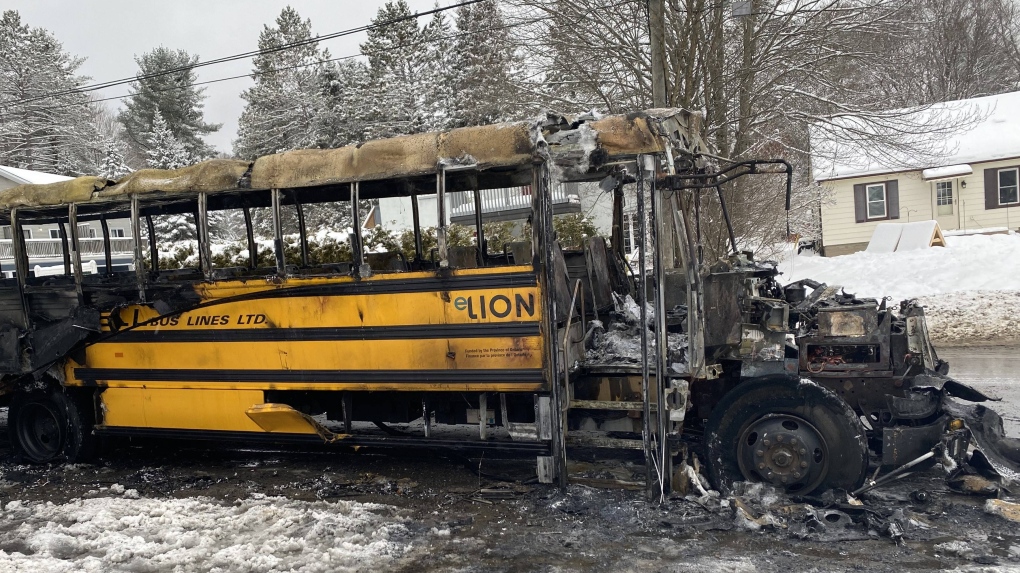 La carcasse d'un autobus de Lion électrique après un incendie à Huntsville en Ontario, le 13 janvier 2025.