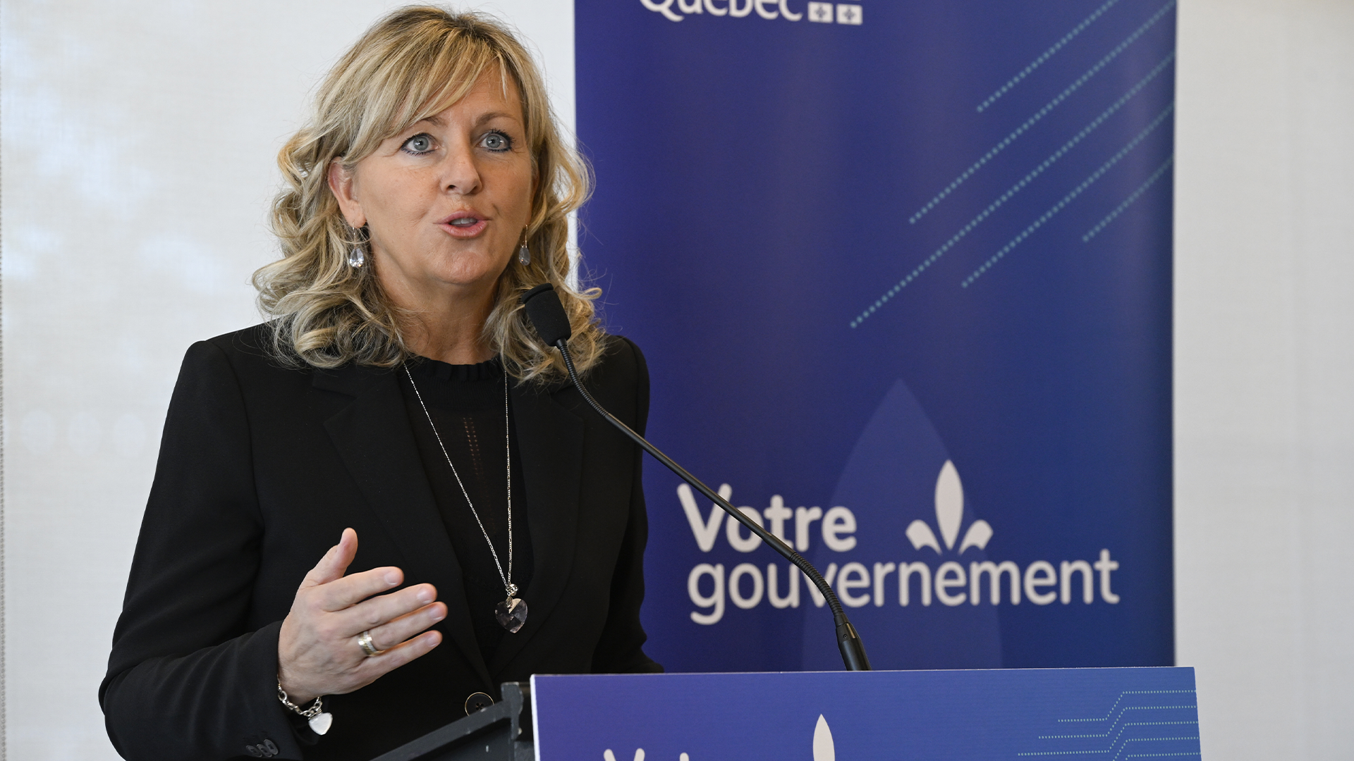 La ministre des Affaires municipales du Québec, Andrée Laforest, annonce un programme environnemental pour les municipalités, le jeudi 8 février 2024 à Scott, au Québec.