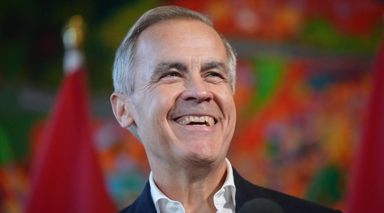 L'ancien gouverneur de la Banque du Canada Mark Carney rit en s'adressant aux journalistes lors de la retraite du caucus libéral à Nanaimo, en Colombie-Britannique, le 10 septembre 2024.