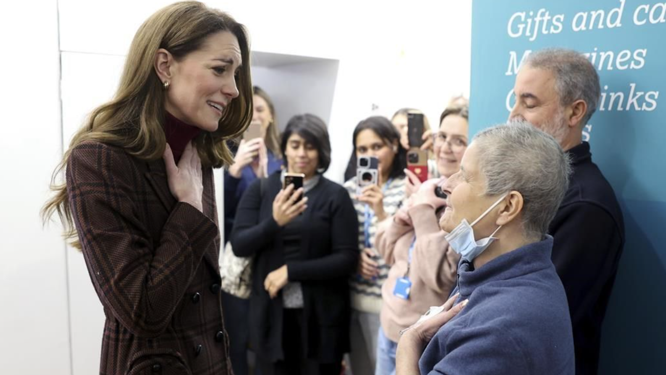 La princesse Kate, à gauche, s'entretient avec Rebecca Mendelhson lors d'une visite au Royal Marsden Hospital, où elle a reçu son traitement contre le cancer, à Londres, le mardi 14 janvier 2025 à Londres, en Angleterre. 