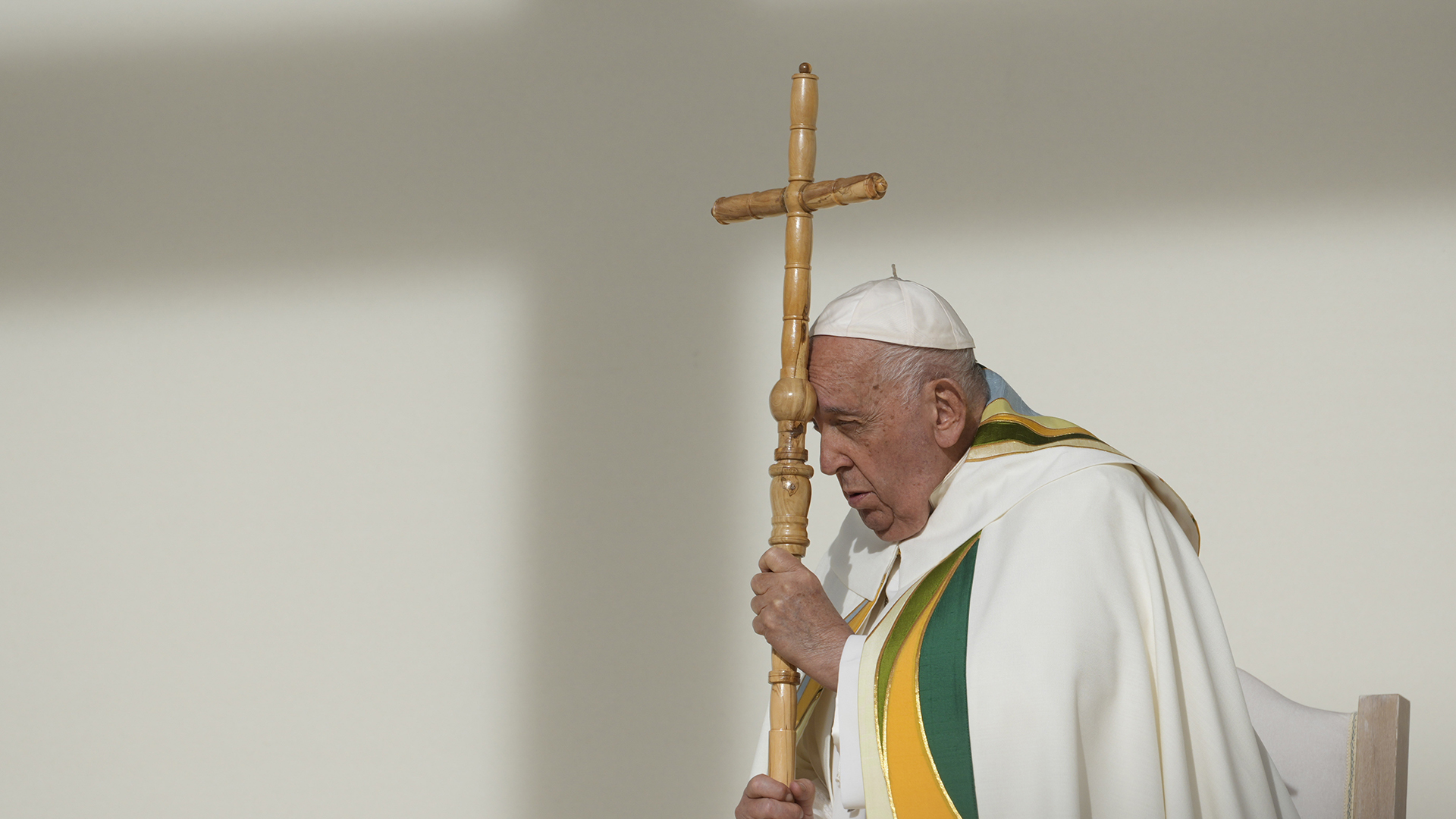  Le pape François tient le bâton pastoral alors qu'il préside la messe dominicale au stade Roi Baudouin, à Bruxelles, le dimanche 29 septembre 2024. (