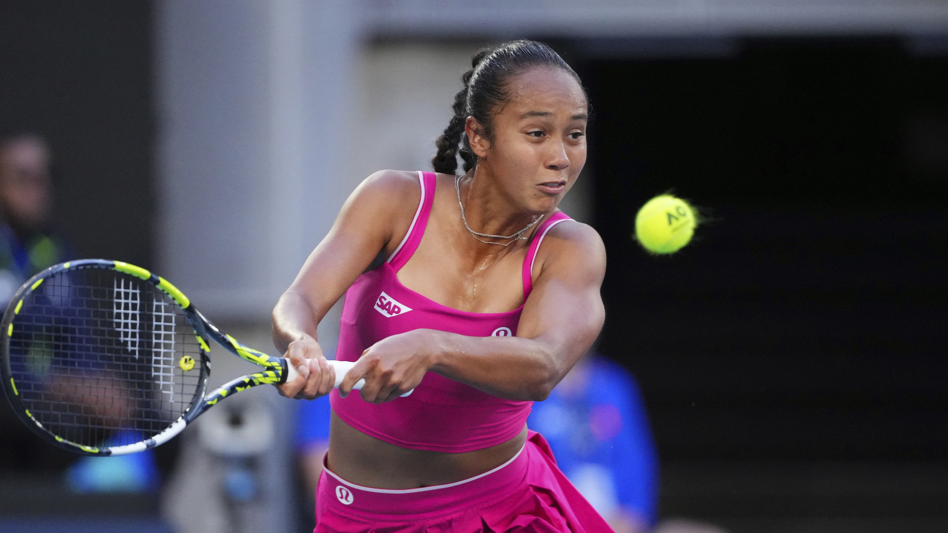 Leylah Fernandez du Canada joue un retour de revers à Coco Gauff des États-Unis lors de leur match à Melbourne, en Australie, le 17 janvier 2025. 