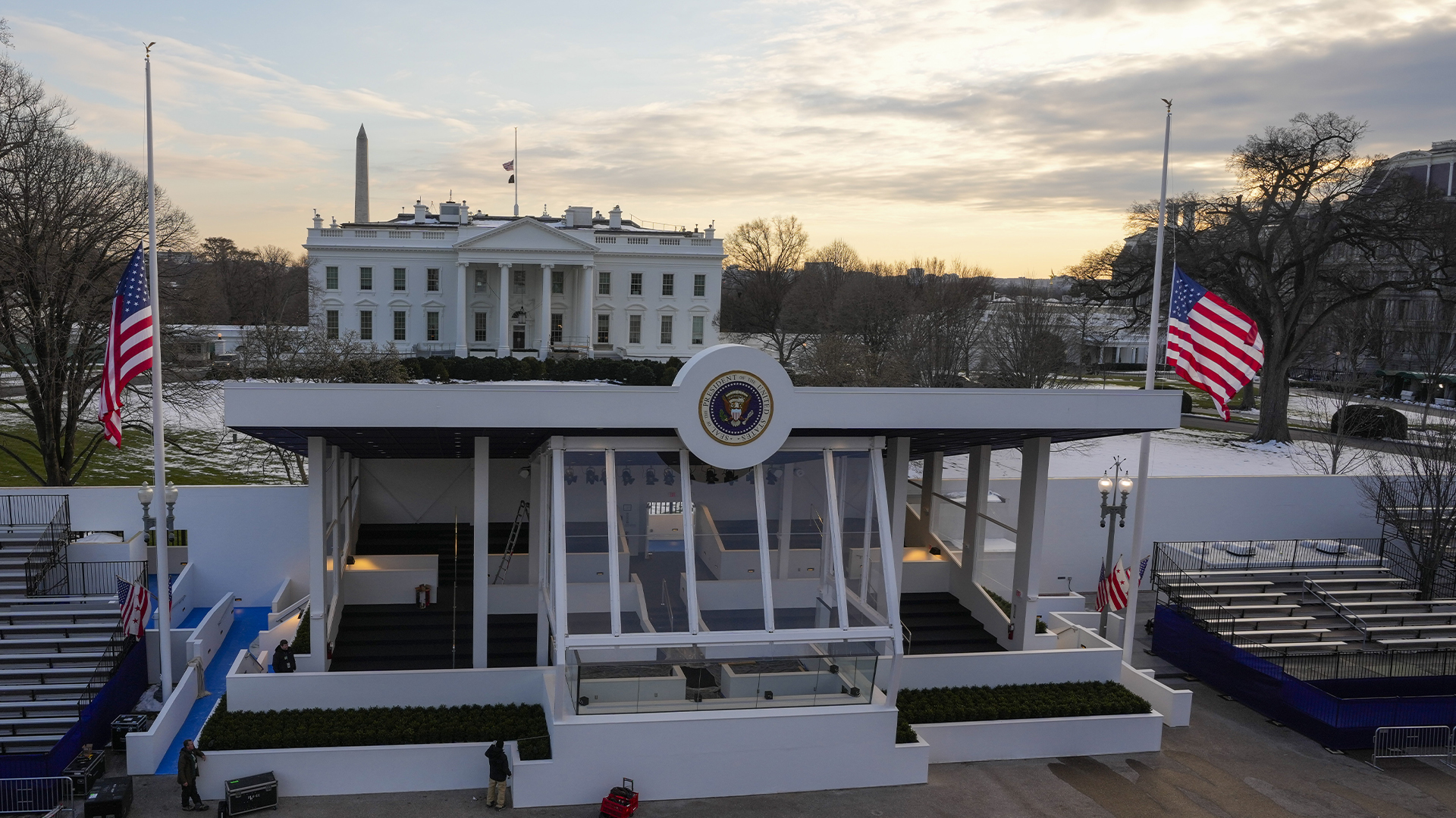 Des travailleurs continuent de mettre la touche finale à la tribune présidentielle de Pennsylvanie devant la Maison-Blanche, jeudi 16 janvier 2025, à Washington, avant l'investiture du président élu Donald Trump. 