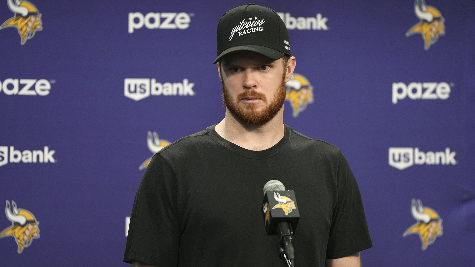 Le quart-arrière des Vikings du Minnesota, Sam Darnold, fait une pause avant de répondre à une question lors d'une conférence de presse à l'issue d'un match éliminatoire de la NFL perdu contre les Rams de Los Angeles, le lundi 13 janvier 2025 en Arizona.