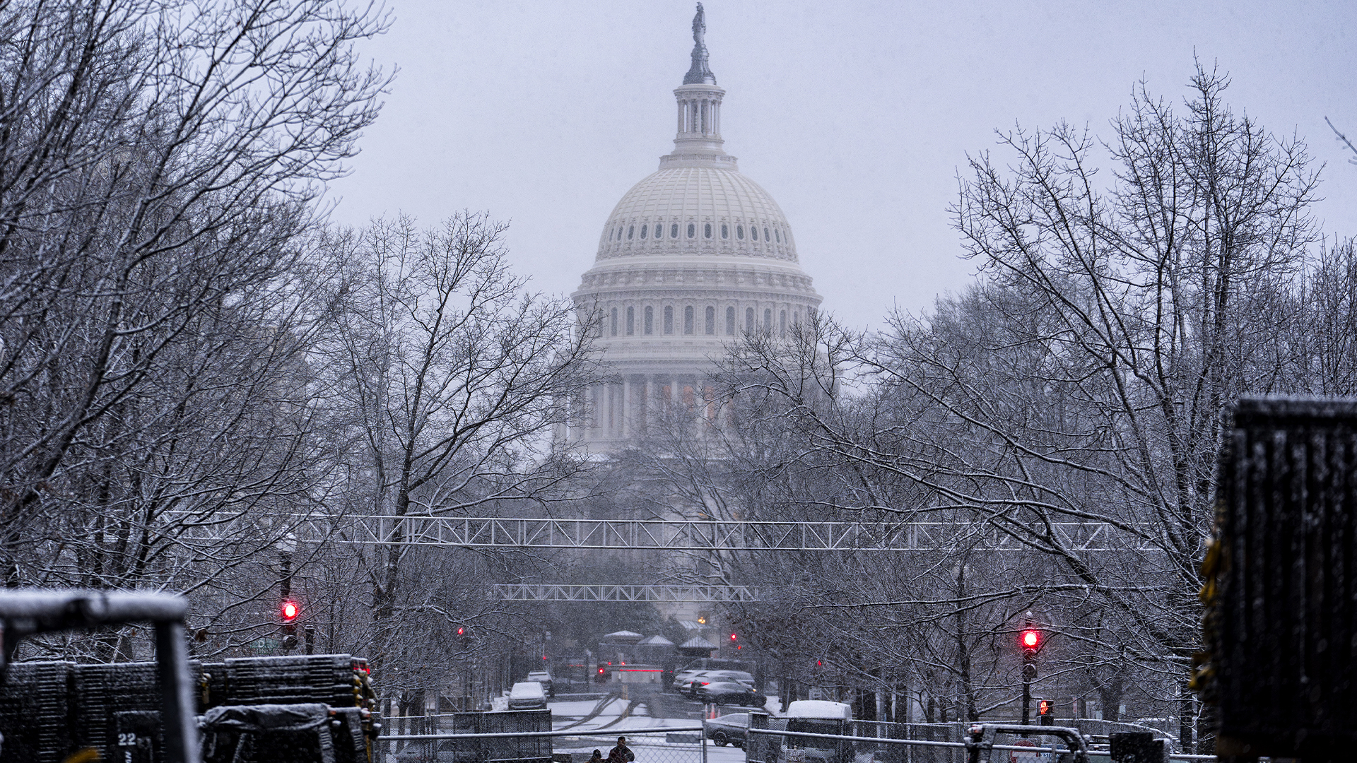 La neige tombe sur le Capitole à Washington, le 19 janvier 2025.