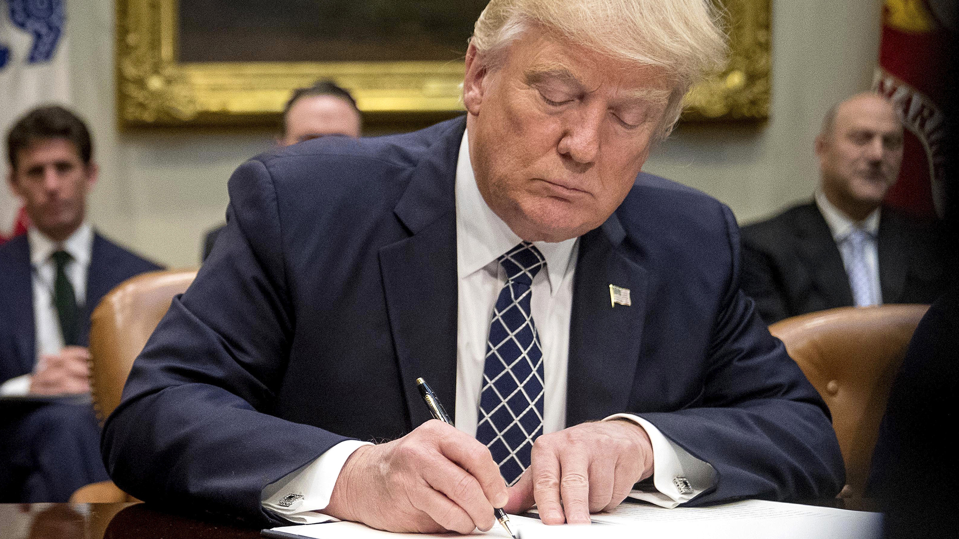 Le président Donald Trump signe un décret dans la salle Roosevelt de la Maison Blanche à Washington, le 25 avril 2017. 