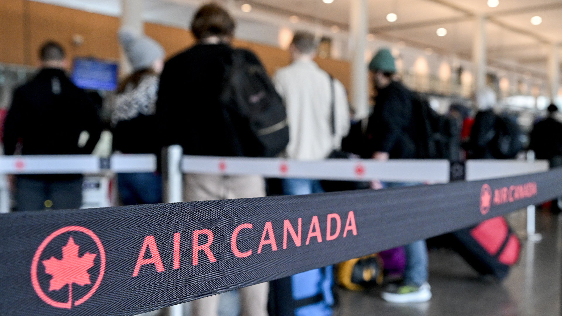 Des gens attendent pour s'enregistrer à l'aéroport Trudeau de Montréal, le 3 janvier 2025.