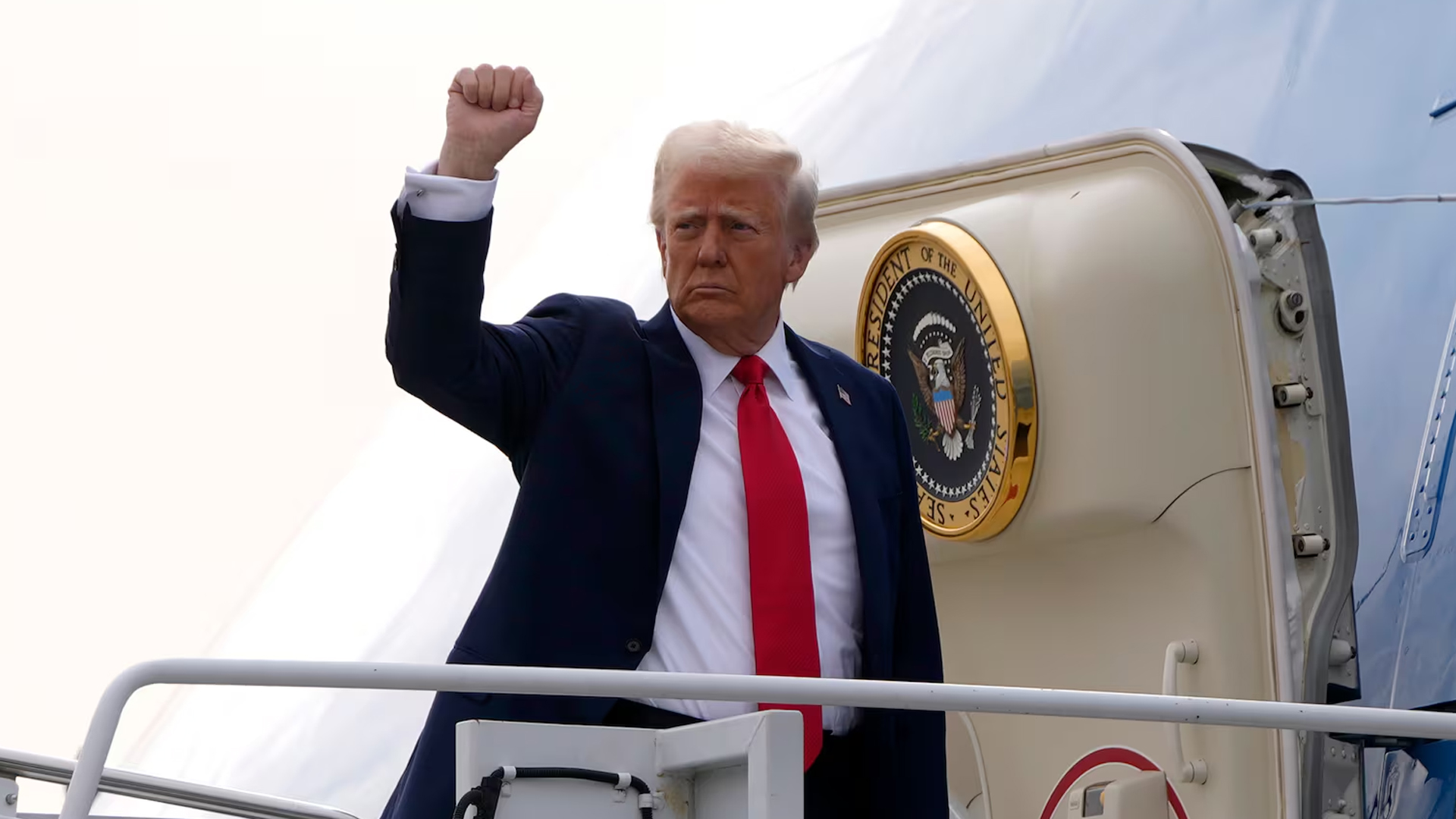 Le président Donald Trump fait un geste alors qu'il monte à bord d'Air Force One en route pour la Floride à l'aéroport international Harry Reid de Las Vegas, samedi 25 janvier 2025.