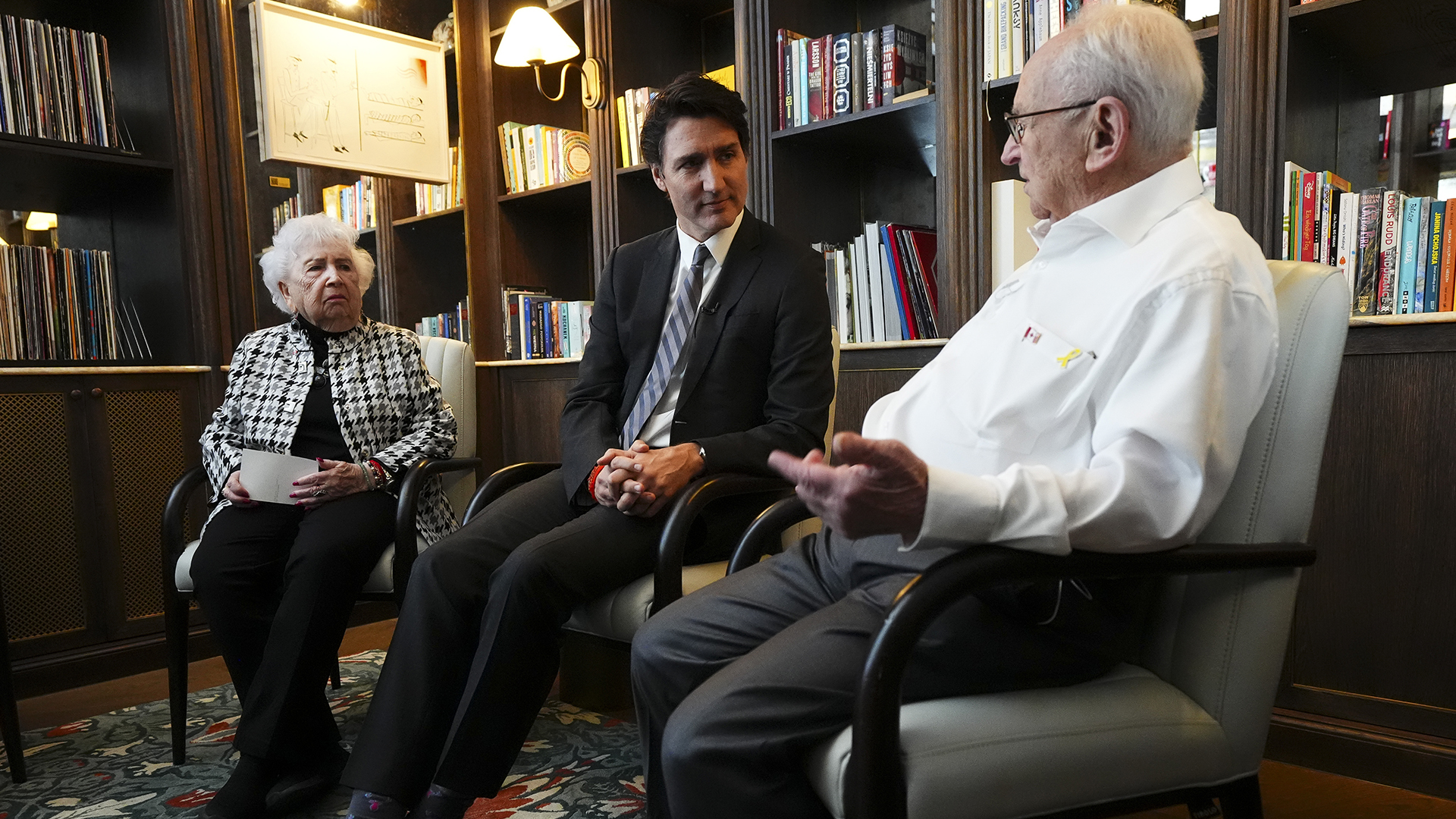 Les survivants canadiens de l'Holocauste Miriam Ziegler, à gauche, et Howard Chandler, à droite, discutent avec le premier ministre Justin Trudeau à Cracovie, en Pologne, le lundi 27 janvier 2025. 