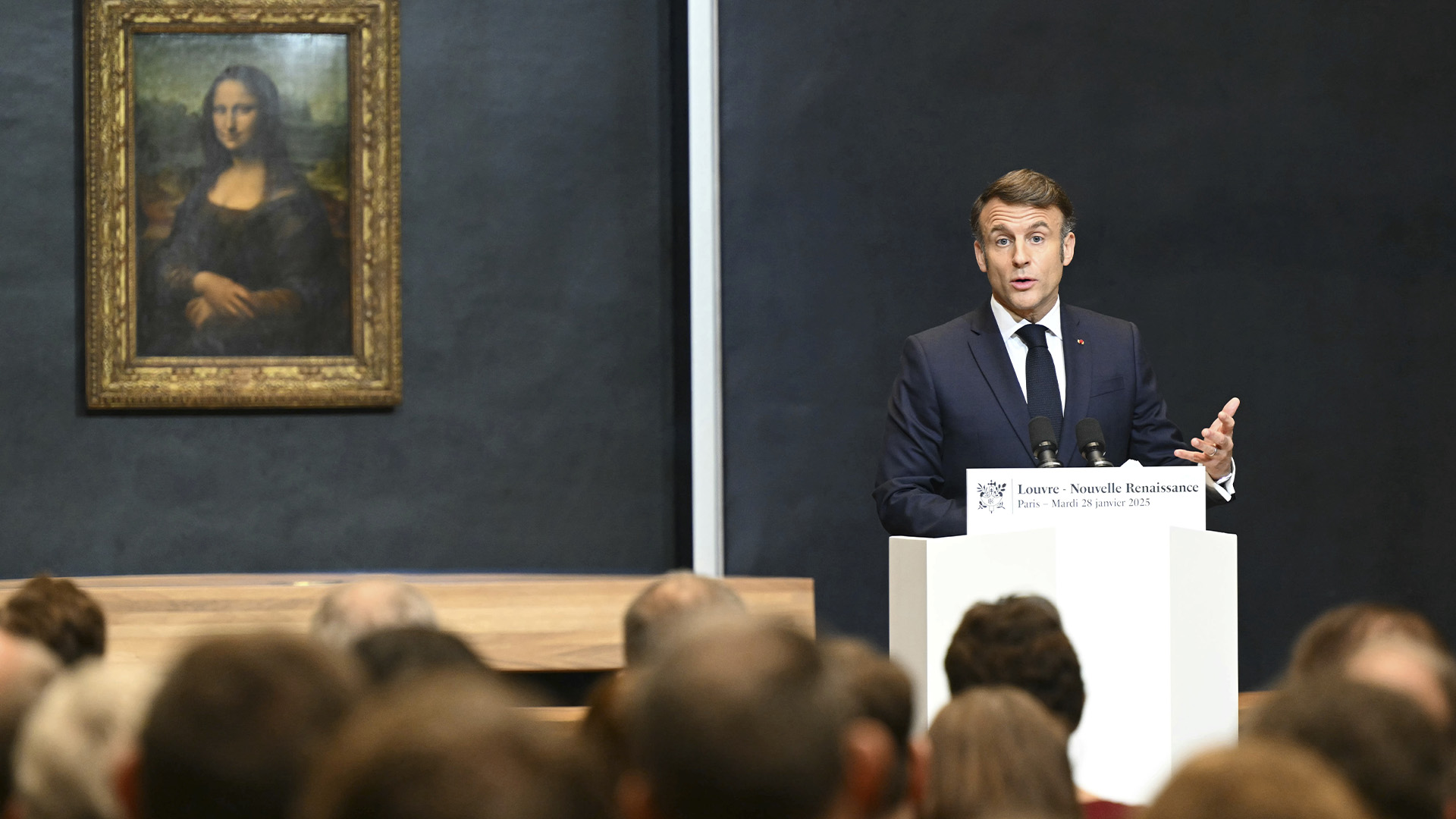 Le président français Emmanuel Macron prononce un discours pour annoncer une refonte pluriannuelle et des investissements à long terme pour moderniser le musée du Louvre, à côté du tableau de la Joconde de Léonard de Vinci, au Musée du Louvre, le mardi 28 janvier 2025 à Paris.