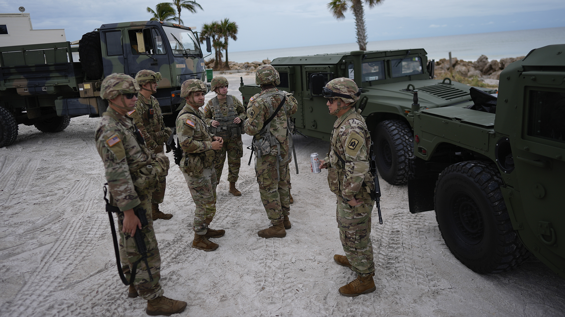 Des membres de la Garde nationale de Floride se préparent à l'arrivée de l'ouragan Milton à Bradenton Beach sur l'île d'Anna Maria, en Floride, le mardi 8 octobre 2024.Photo : AP Photo | Rebecca Blackwell