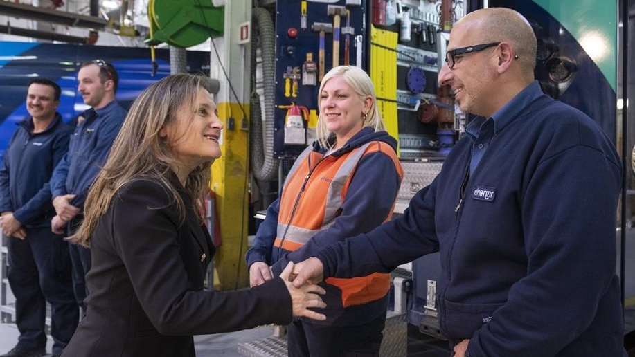 La vice-première ministre canadienne Chrystia Freeland n'a pas voulu faire état de son penchant, rappelant qu'il s'agit d'élections américaines et non canadiennes.