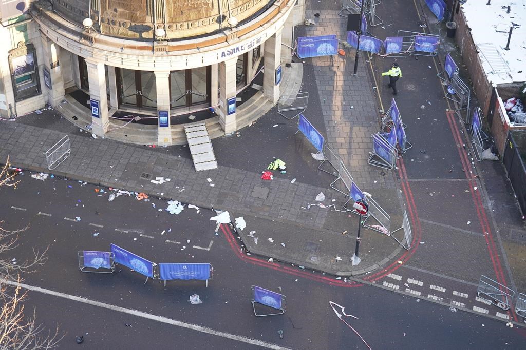 La police enquête sur les circonstances qui ont conduit quatre personnes à subir des blessures graves alors qu'une grande foule a tenté de se frayer un chemin dans la salle de concert du sud de Londres, le vendredi 16 décembre 2022.  