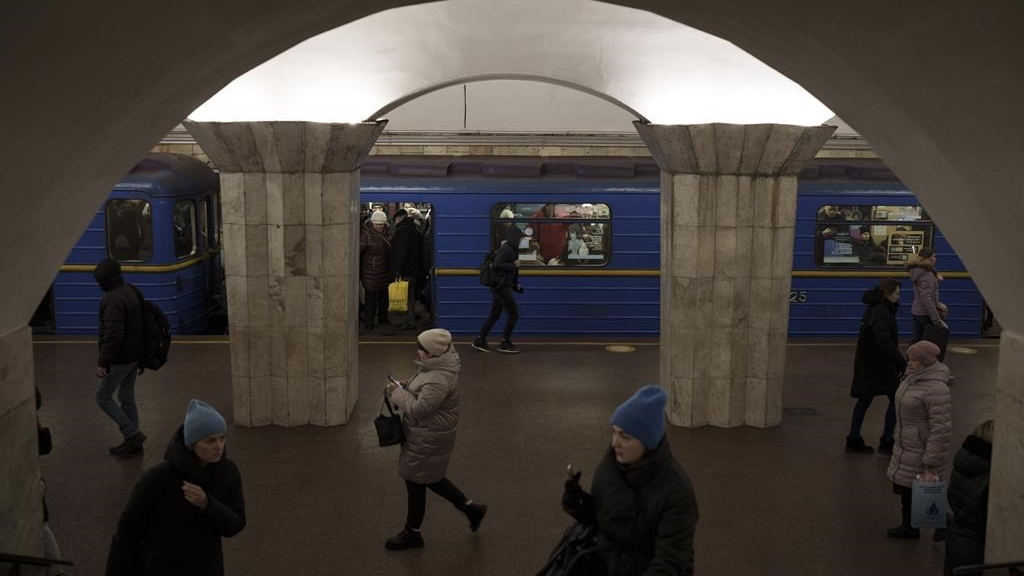 Les stations de Maidan Nezalezhnosti et Khreschatyk, comme les autres stations de métro de la capitale, ont servi d'abris lors des raids aériens russes.