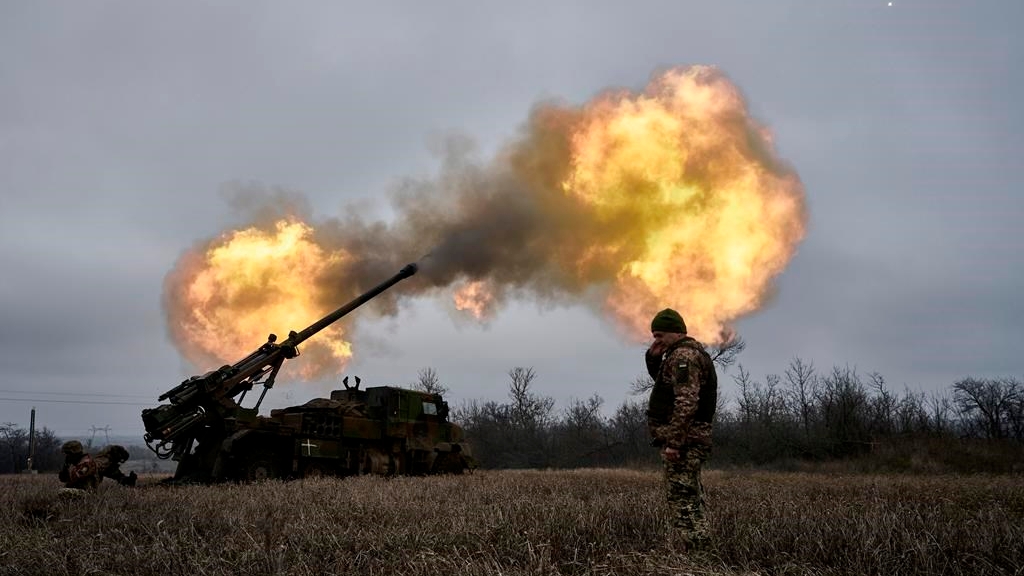 Des soldats ukrainiens tirent un obusier automoteur CAESAR de fabrication française en direction des positions russes près d'Avdiivka, région de Donetsk, Ukraine, le 26 décembre 2022..