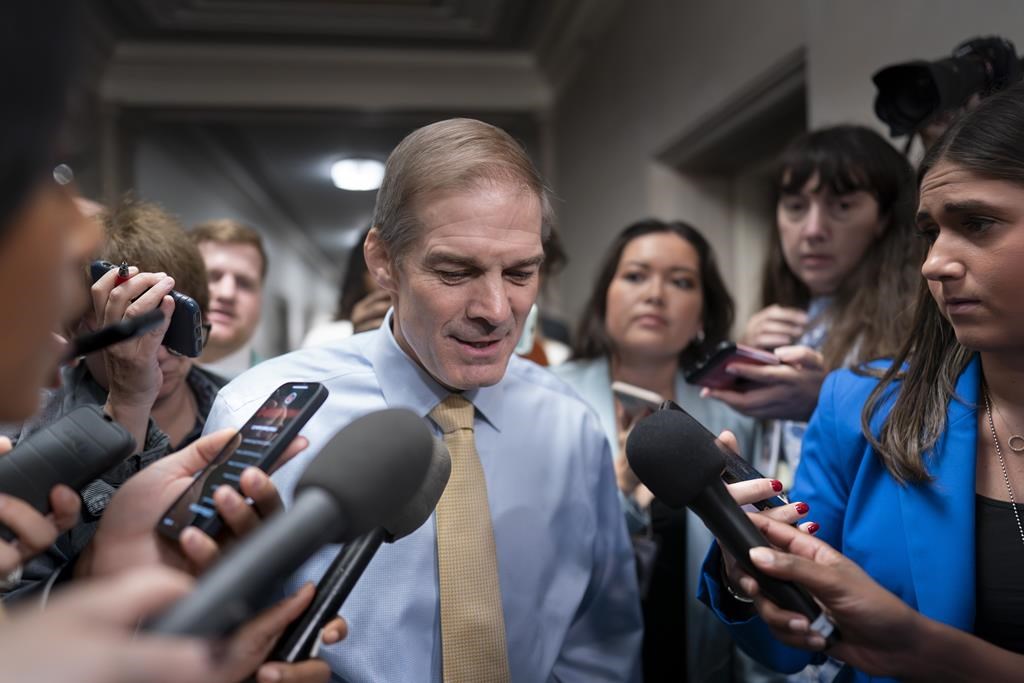 Le représentant Jim Jordan, R-Ohio, président de la Commission judiciaire de la Chambre et un fervent allié de l'ancien président Donald Trump, discute avec des journalistes alors que les républicains de la Chambre se réunissent à huis clos pour trouver une voie pour élire un nouveau président de la Chambre après que le chef de la majorité à la Chambre, Steve Scalise, R-La., ait abandonné la course jeudi soir, au Capitole à Washington, le vendredi 13 octobre 2023.(AP Photo/J. Scott Applewhite)