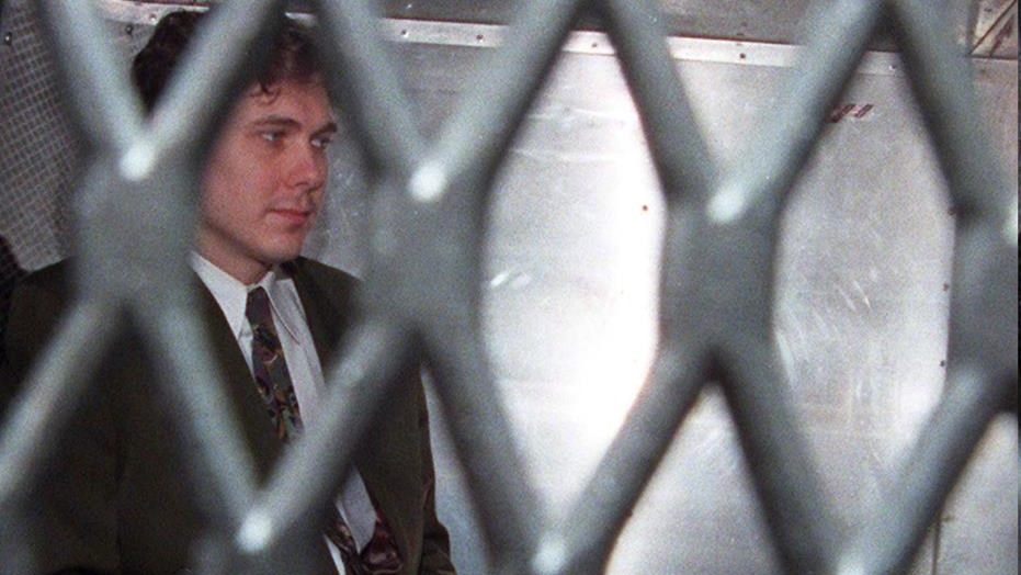 Paul Bernardo arrive au palais de justice provincial à l'arrière d'un fourgon de police à Toronto, sur une photo d'archives datant du 3 novembre 1995.