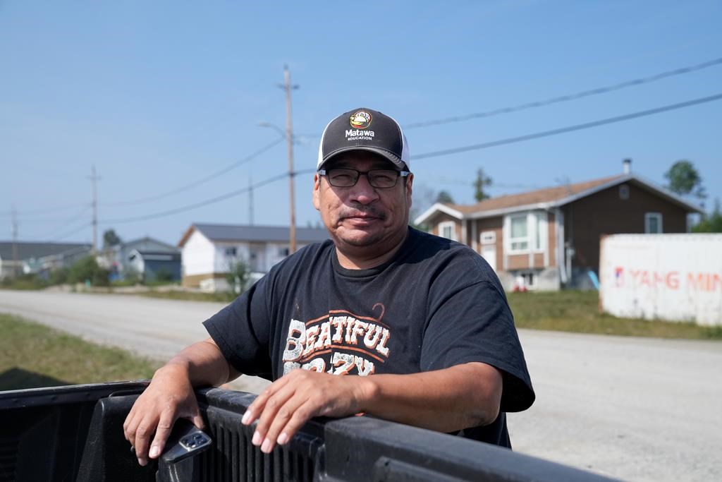 Wayne Moonias, dont le fils Logan fréquente l'école à Thunder Bay, est photographié dans la Première Nation de Neskantaga le lundi 21 août 2023.