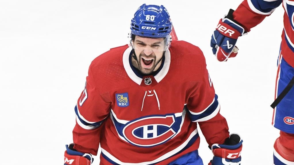 L'attaquant du Canadien de Montréal Alex Belzile célèbre son premier but dans la LNH, en février 2023.