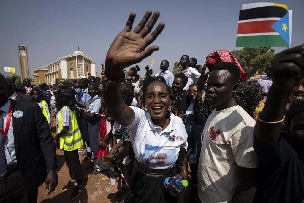 Des personnes dans la foule applaudissent et saluent le Pape François après s'être adressé au clergé à la cathédrale St Theresa de Juba, au Sud-Soudan, samedi 4 février 2023. 