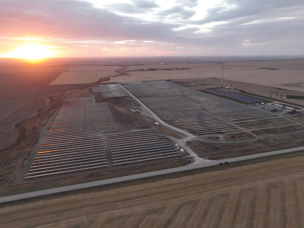 Le projet solaire Awasis de 21 millions $ de la première Nation de Cowessess se connecte au réseau électrique de la Saskatchewan et est capable d'alimenter 2 500 foyers par an, en moyenne.