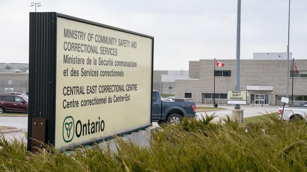 Une quarantaine d'organisations de défense des droits humains urgent le gouvernement canadien à mettre fin à la pratique des détentions migratoires des prisons provinciales.