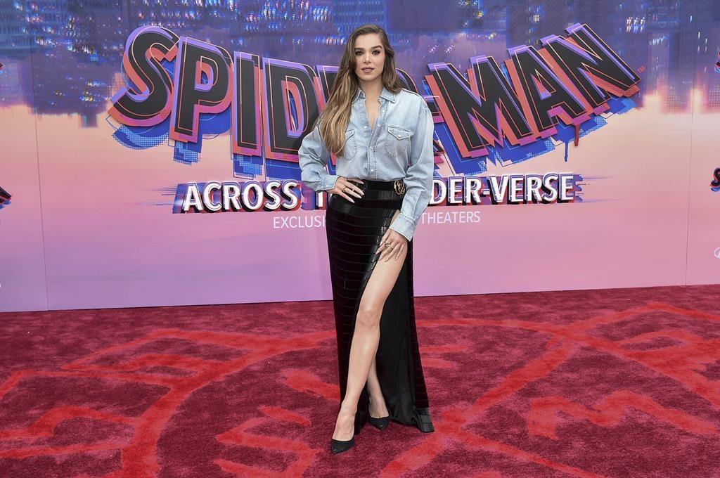 Hailee Steinfeld arrive à la première mondiale de «Spider-Man : À travers l'Univers des Araignées» le mardi 30 mai 2023 au Regency Village Theatre à Los Angeles.