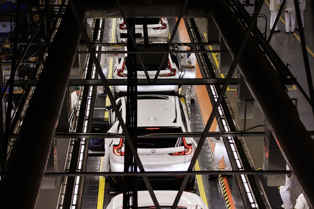 Une vue générale le long de la chaîne de production de la Honda CRV est montrée lors d'une visite d'une usine de fabrication de Honda à Alliston, en Ontario, le mercredi 5 avril 2023.