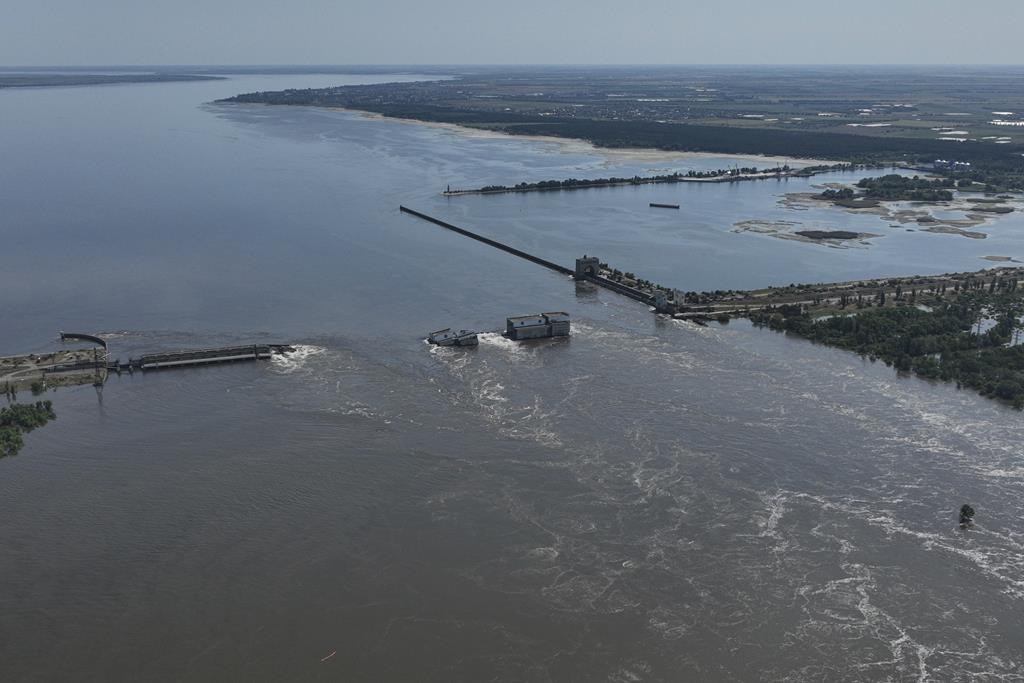 L'eau s'écoule sur le barrage effondré de Kakhovka à Nova Kakhovka, en Ukraine occupée par la Russie, mercredi 7 juin 2023. La Russie avait les moyens, le motif et l'occasion de détruire un barrage ukrainien qui s'est effondré au début du mois alors qu'il était sous contrôle russe, selon des photos et des informations exclusives obtenues par l'Associated Press à l'aide d'un drone. 