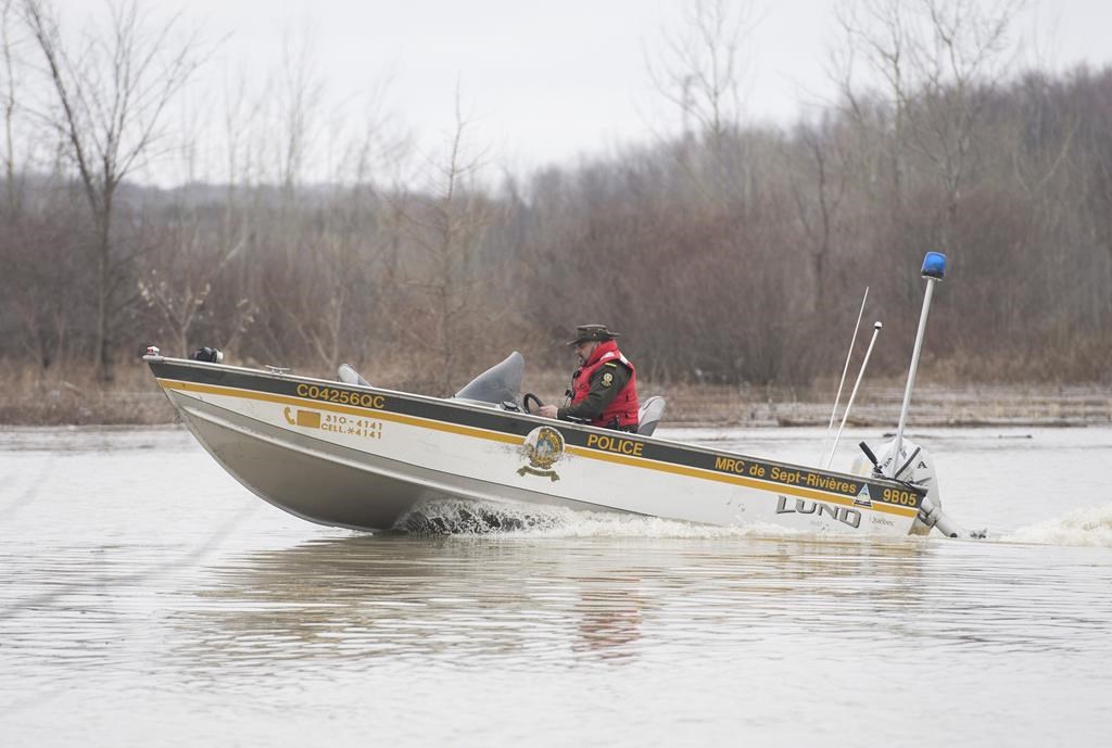  Un quinquagénaire s'est noyé dans le fleuve Saint-Laurent à la hauteur de L'Ange-Gardien, en banlieue de Québec, samedi soir, lorsqu'il a tenté d'aller chercher de l'aide pour sa motomarine en panne.