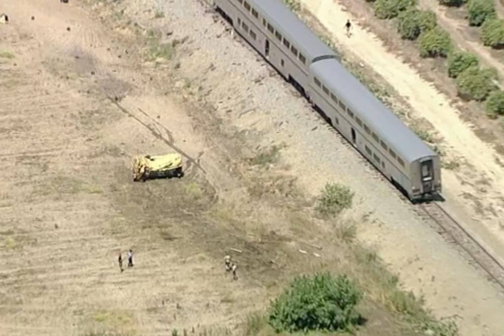 Un train Amtrak transportant près de 200 passagers a percuté un camion-citerne et a déraillé mercredi dans le sud de la Californie, blessant grièvement le conducteur du camion.