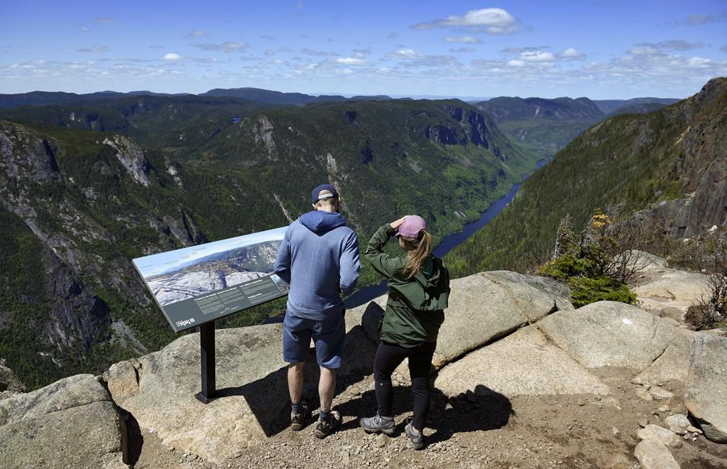 Québec souhaite élargir l'usage d'armes ou d'engins de chasse dans ses parcs nationaux afin de mieux contrôler les espèces nuisibles, importunes ou surabondantes, et ainsi assurer la conservation de la biodiversité.