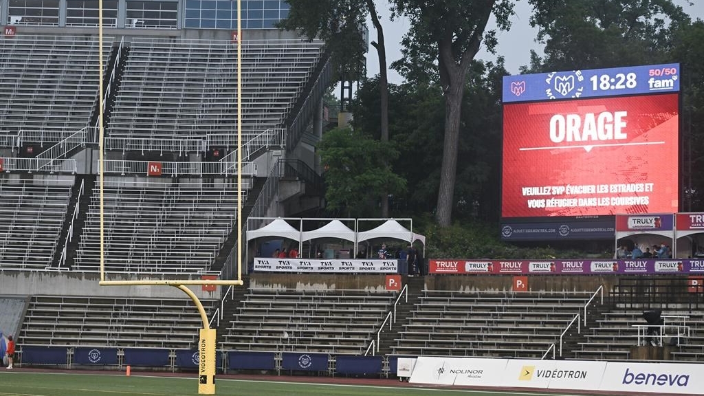 Le mauvais temps est venu embêter le déroulement des activités de la Ligue canadienne de football au stade Percival-Molson.