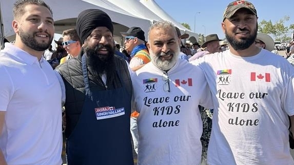 Le député de Calgary Forest Lawn, Jasraj Singh Hallan, deuxième à gauche, est en compagnie de Mahmoud Mourra, deuxième à droite, et de deux autres hommes. L'image est tirée d'une page Facebook publiée par Mourra. Le bureau du chef du Parti conservateur, Pierre Poilievre, reste très discret sur le fait qu'un député de premier plan a posé pour la photo avec deux personnes portant des chemises avec un message opposé à l'enseignement de la sexualité et du genre dans les écoles.