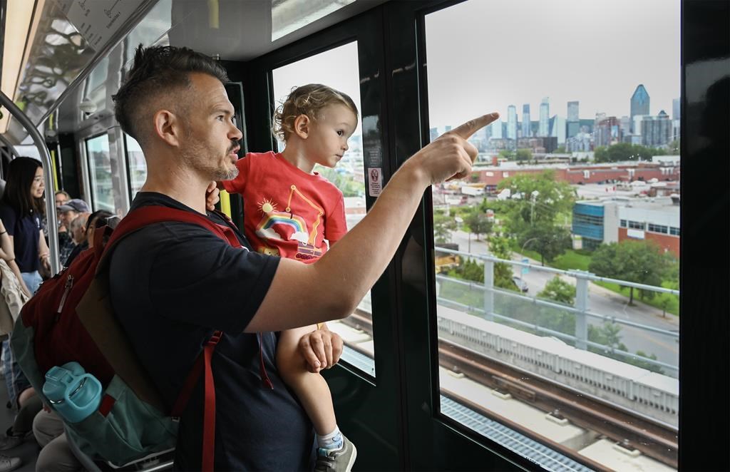 Trois interruptions de services, un possible contact avec la foudre, des passagers amenés par erreur au garage... Ça n'a pas été facile pour le REM.