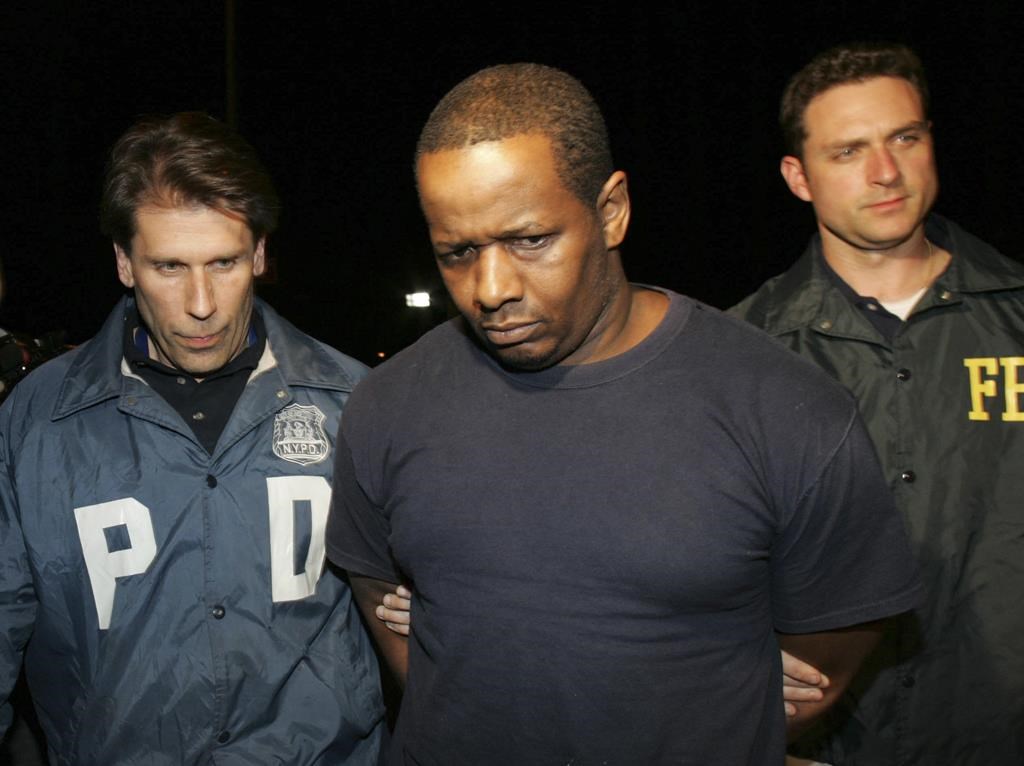  Sur cette photo du jeudi 21 mai 2009, James Cromitie, au centre, est conduit par des policiers hors d'un bâtiment fédéral à New York après avoir été arrêté pour des accusations liées à un complot d'attentat à la bombe dans le Bronx. 