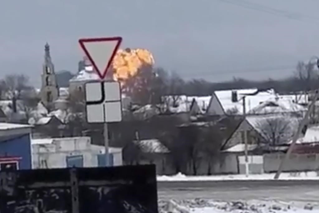 La vidéo de l'accident diffusée sur les réseaux sociaux montre un avion tombant du ciel dans une zone rurale enneigée.