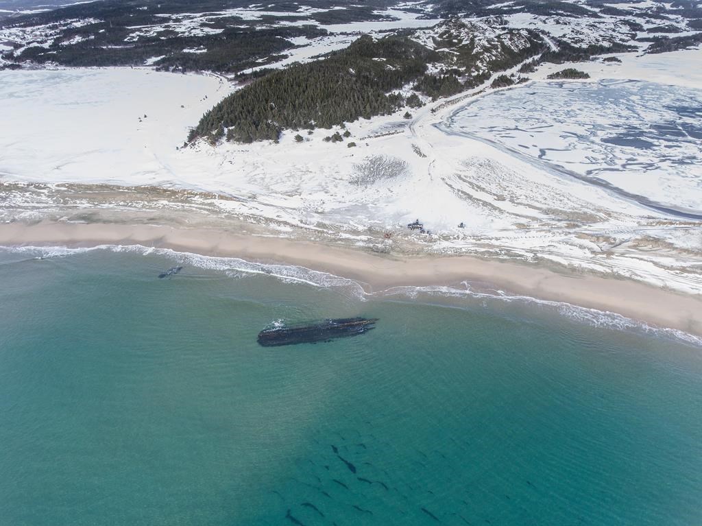 La coque renversée d'un navire apparemment ancien est apparue le long de la pointe sud-ouest de Terre-Neuve, comme le montre cette image fournie par Corey Purchase. 