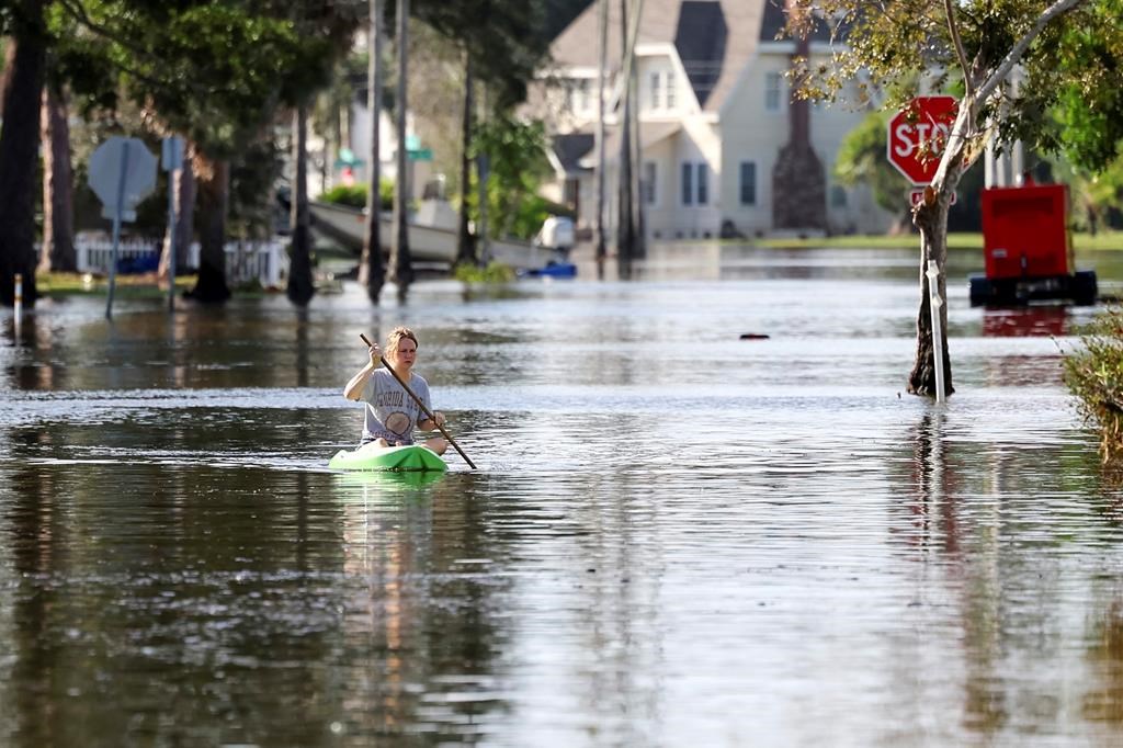 Halle Brooks descend en kayak une rue inondée par l'ouragan Helene dans le quartier de Shore Acres, le 27 septembre 2024, à St. Petersburg, Floride.